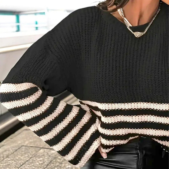 🆕️2X Plus Size Casual Sweater | Black & White Striped | Fall Essential 🖤🤍 - Picture 7 of 10